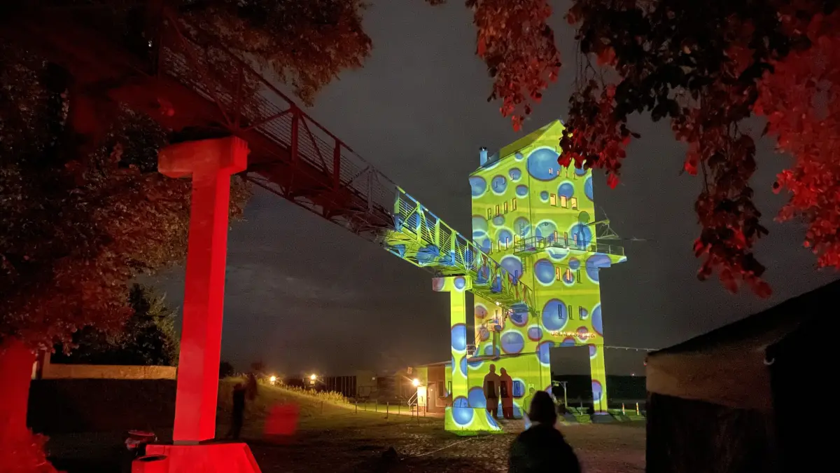 Kaltes Feuerwerk am Ladeturm des Kulturhafens Groß Neuendorf: Eine ganz besondere Lichtershow wurde zur Vollmondnacht vom 25. zum 26. September geboten.