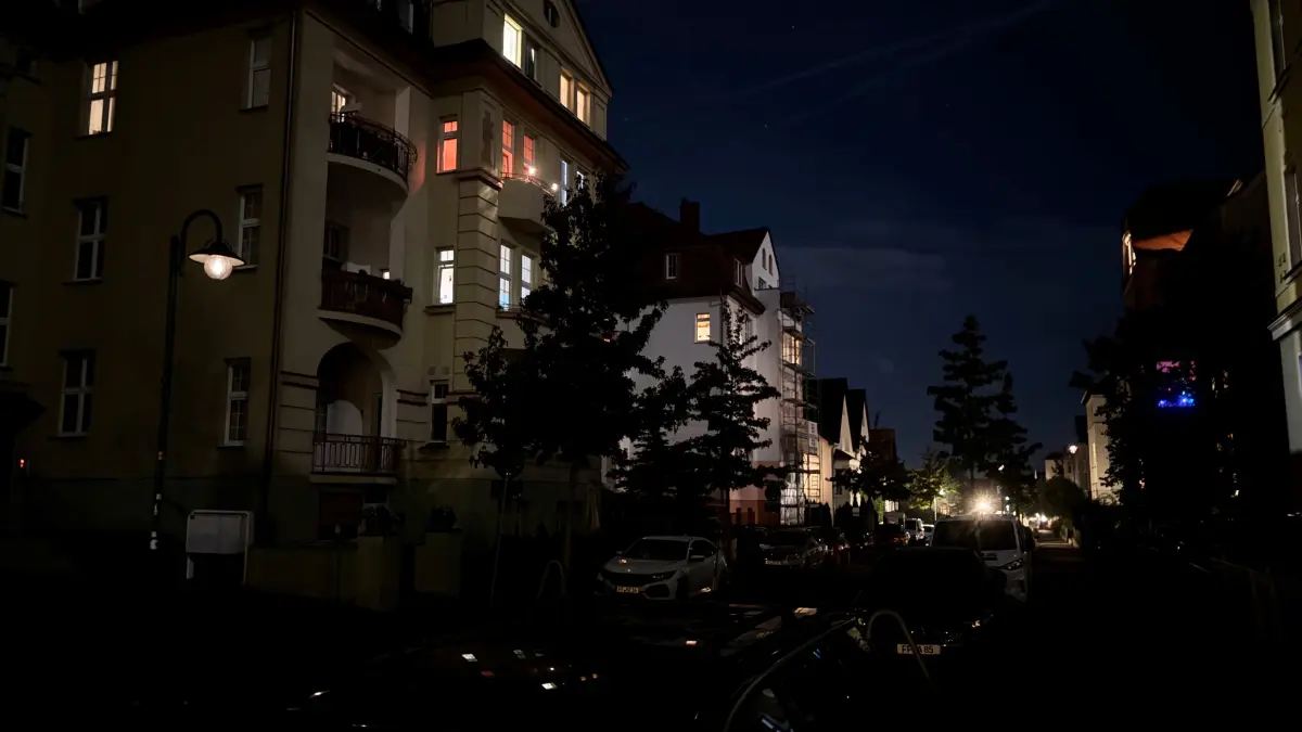 In Frankfurt (Oder) ist es dunkel. Die Innenstadt ist wieder erleuchtet, jedoch brennen die Straßenlaternen in manchen Ecken der Stadt nicht so, wie sie sollen – wie zum Beispiel in der Wildenbruchstraße.