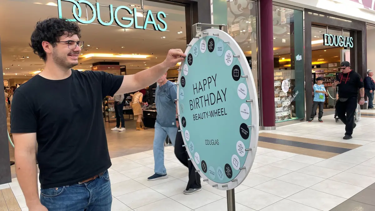 Glücksrad im A10 Center Wildau: Armin gewinnt ein Parfum bei Douglas.