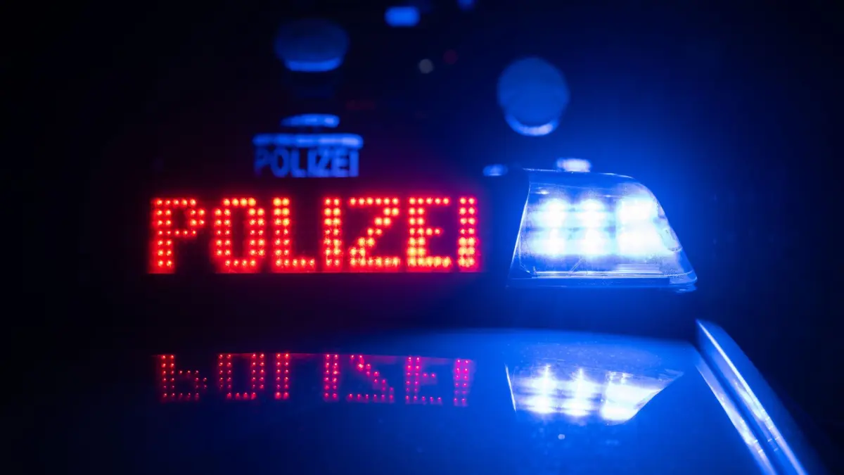Illustration - Polizei: ILLUSTRATION - 30.11.2023, Baden-Württemberg, Stuttgart: Zwei Polizisten stehen im Rahmen eines Fototermins vor einem Polizeifahrzeug (gestellte Szene). (zu dpa: «Autofahrerin prallt gegen Baum – lebensgefährlich verletzt») Foto: Marijan Murat/dpa +++ dpa-Bildfunk +++