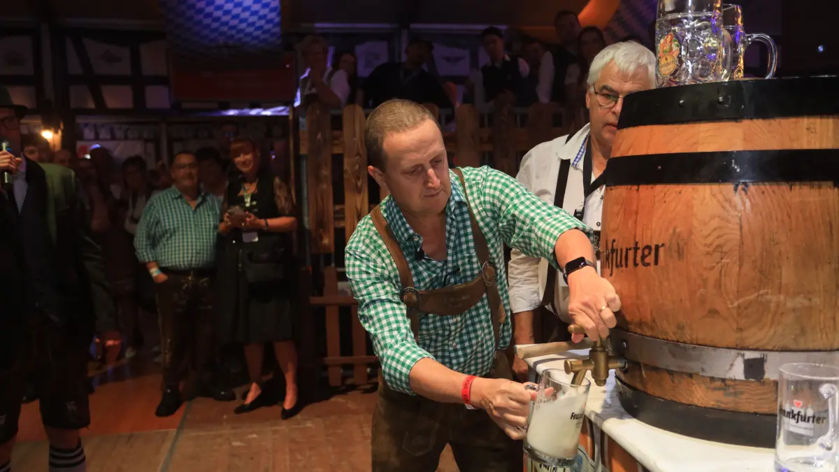 Das Fassanstechen hat beim Oktoberfest 2026 in Frankfurt (Oder) Karsten Ullmann, Chef der Frankfurter Brauerei, übernommen. Wie es gelaufen ist.