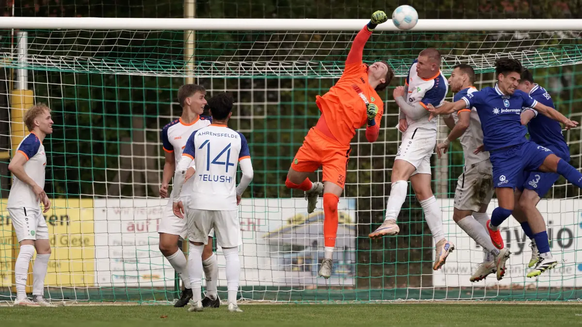 Fussball : Ahrensfelde, Fussball Brandenburgliga, Grün-Weiss Ahrensfelde - Stahl Brandenburg, Keeper Richard Dannat hatte vor allem in der Schlußpha dieses Spiels viel zu tun, hier klärt er in höchster Not vor Ole Bresemann, Blenard Colaki und Philipp Einsiedel
FOTO BENK 26.09.2026