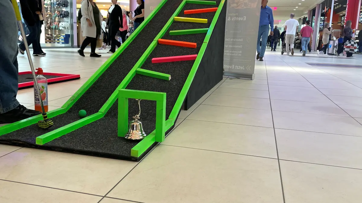 Eine Minigolfbahn mitten im A10 Center Wildau.