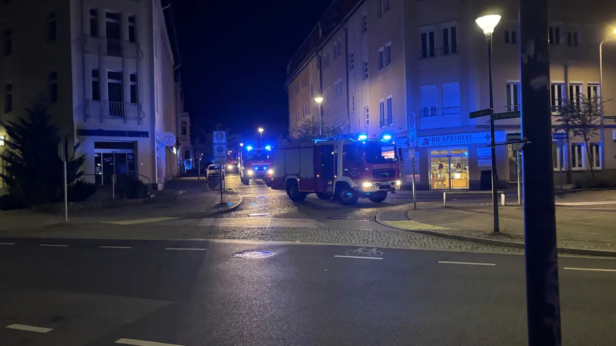 Die Eberswalder Feuerwehr beim Einsatz in der Karl-Liebknecht-Straße. Ursache für den Einsatz war laut Polizei eine brennende Mülltonne.