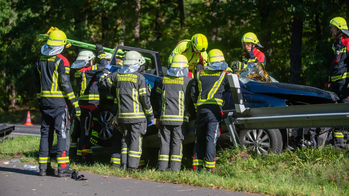 Zwischen Strausberg und Giesldorf mussten Einsatzkräfte der Feuerwehr eine Frau aus ihrem Auto befreien.