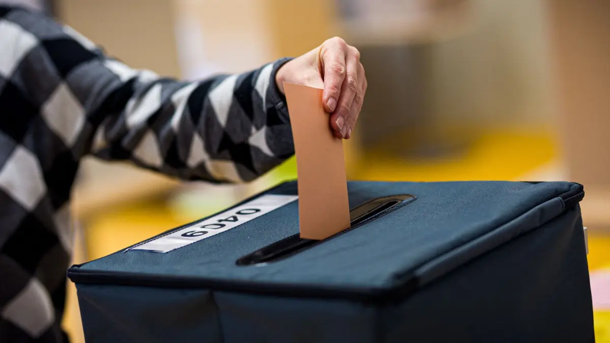 Stichwahlen bei den Kommunalwahlen in Niedersachsen: Eine Wählerin wirft in einem Wahllokal seinen Stimmzettel für die Stichwahl bei der Kommunalwahl in eine Wahlurne. In Niedersachsen finden heute Stichwahlen bei den Kommunalwahlen statt. (zu dpa: «Wahllokale in Niedersachsen schließen»)