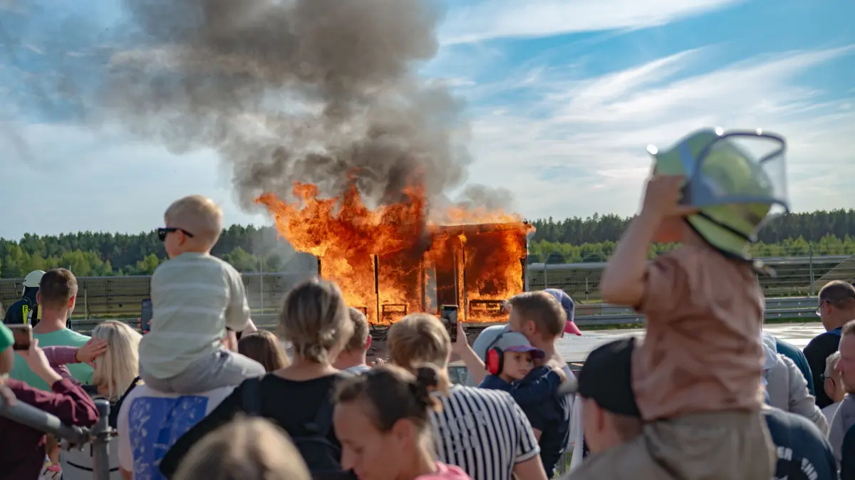 Action beim Blaulichttreffen in Finowfurt am Sonnabend (26. September 2026). Viele kleine und große Menschen zeigten Interesse an der Arbeit von Feuerwehr, Polizei und Rettung.