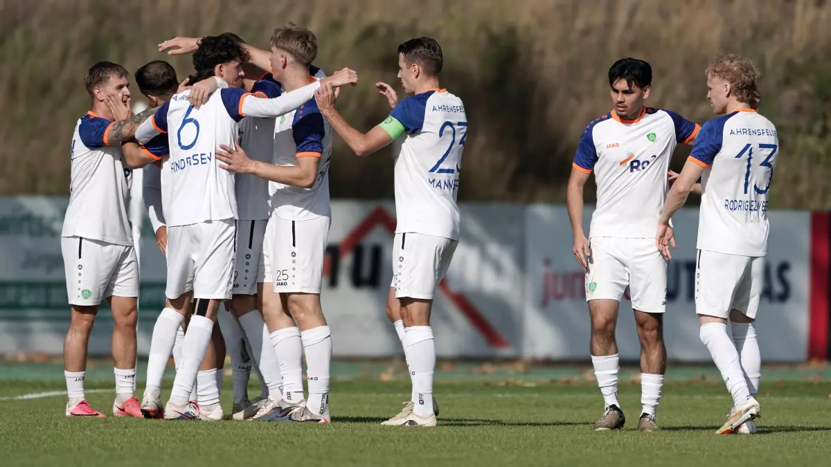 Fussball : Ahrensfelde, Fussball Brandenburgliga, Grün-Weiss Ahrensfelde - Stahl Brandenburg, Erwartungsgemäß geht der Gastgeber in Führung zum 1 : 0, am Ende 3 : 2
FOTO BENK 26.09.2026