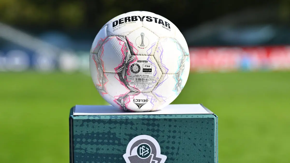 SpVgg Greuther Fürth - TSG Hoffenheim: 27.09.2026 - Fussball - Saison 2026 2027 - DFB Pokal Vereinspokal Frauen Damen - 01. Runde: SpVgg Greuther Fürth Kleeblatt - TSG 1899 Hoffenheim - Sportfoto Zink/ - xwoxzix - regulations prohibit any use of photographs as image sequences and/or quasi-video - Feature Impression Symbolbild Symbolfoto - Spielball Ball auf Stele mit Wappen Logo Emblem *** September 27, 2026 Soccer Season 20262027 DFB Cup Women s Club Cup Round 1 SpVgg Greuther Fürth Kleeblatt vs. TSG 1899 Hoffenheim Sports photo by Zink xwoxzix regulations prohibit any use of photographs as image sequences and/or quasi-video, feature, impression, symbolic image, stock photo, match ball, ball on a pedestal with coat of arms, logo, emblem