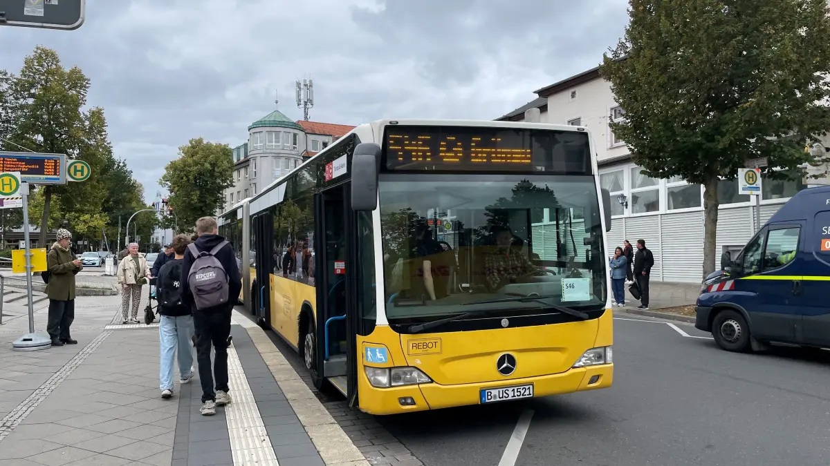 Der Ersatzbus nach Grünau hält am Bahnhof in Königs Wusterhausen. Manche der Wartenden haben eine überraschende Meinung zu den Fahrpreisen.