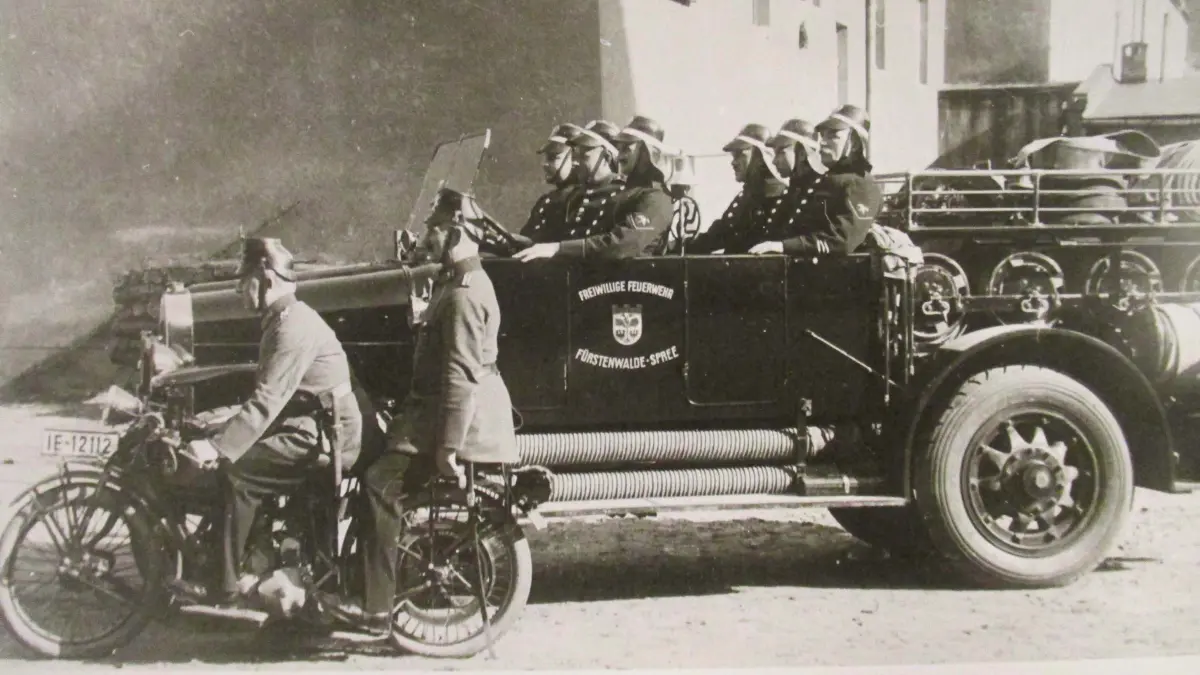 1930 schon motorisiert unterwegs: die Freiwillige Feuerwehr Fürstenwalde. Im Notfall half der Löschtrupp auch im Umland, so geschehen auch bei einem Großbrand in Heinersdorf im Jahr 1921.
