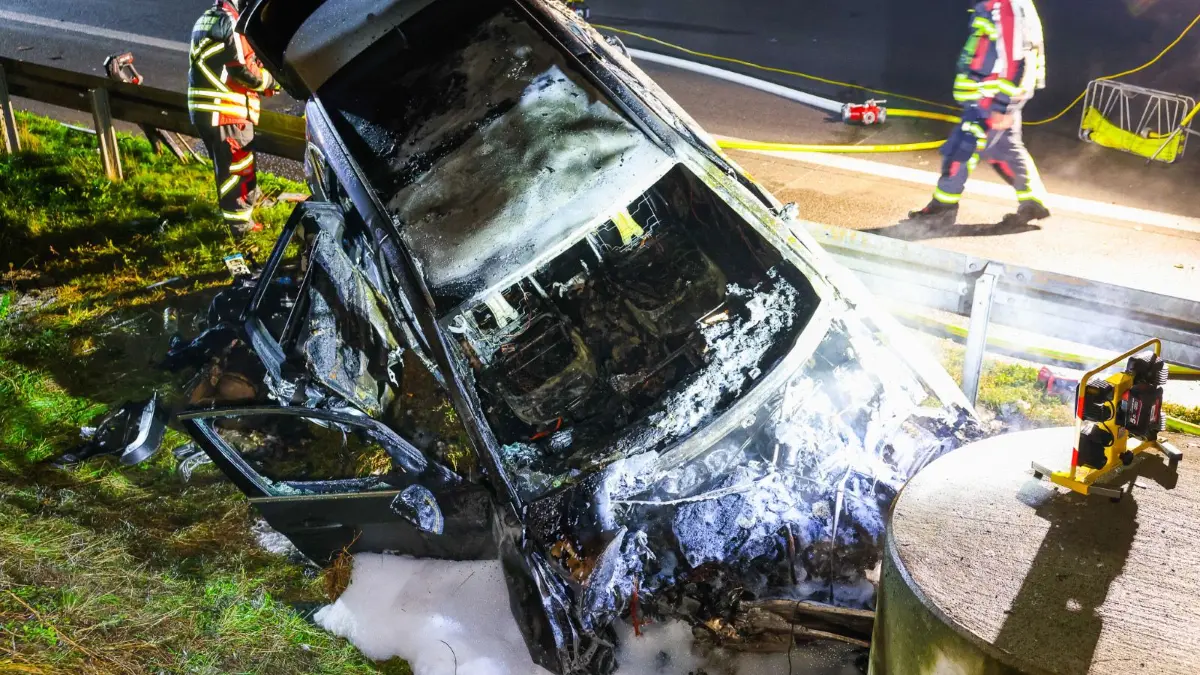 Sekundenschlaf auf der A10 zwischen Anschlussstelle Oberkrämer und dem Autobahndreieck Havelland am 27.09.2026 : BMW prallt gegen Betonpfeiler und geht in Flammen auf – 82-Jährige schwer verletzt