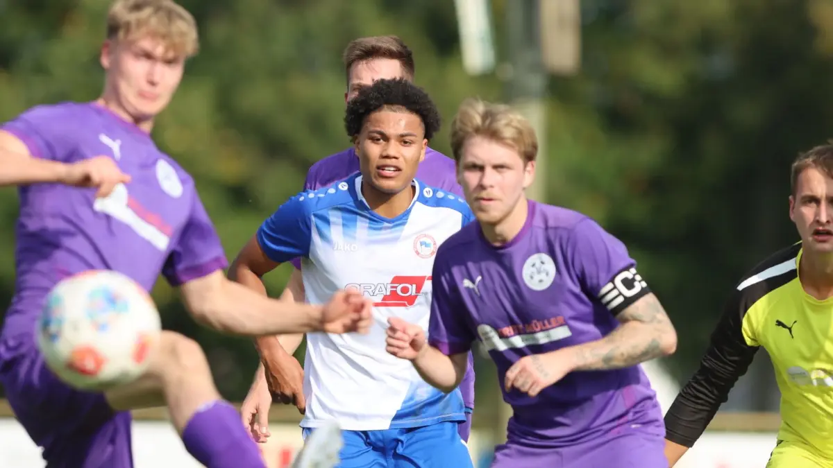 Jonas Dietrich vom Oranienburger FC Eintracht mit Emil Karwinkel und Finn Wozniak (von links) vom SV Altlüdersdorf