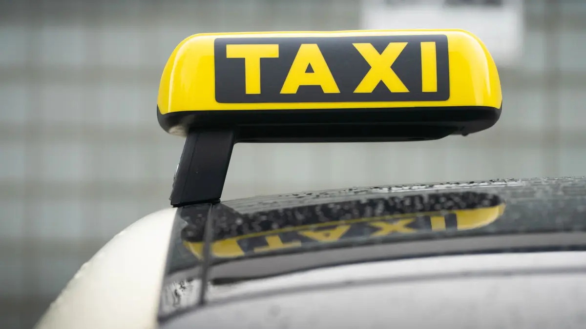 Taxi: ARCHIV - 17.11.2022, Hessen, Frankfurt/Main: Ein Taxi-Schild ist auf dem Dach eines Fahrzeuges befestigt. (zu dpa: «Nach Wiesn-Besuch: Taxi-Streit eskaliert mit Holzscheit») Foto: Frank Rumpenhorst/dpa +++ dpa-Bildfunk +++