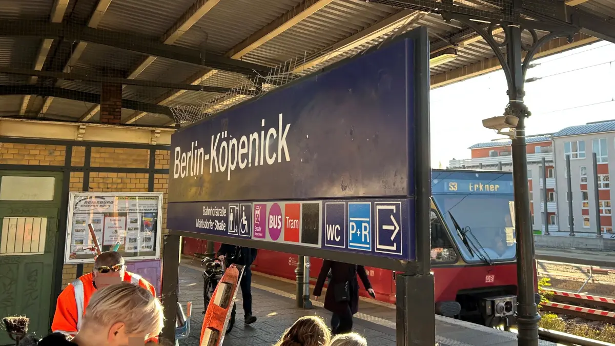 S-Bahn in Köpenick: Ein Zug der Linie S3 auf dem Weg von Berlin nach Erkner.