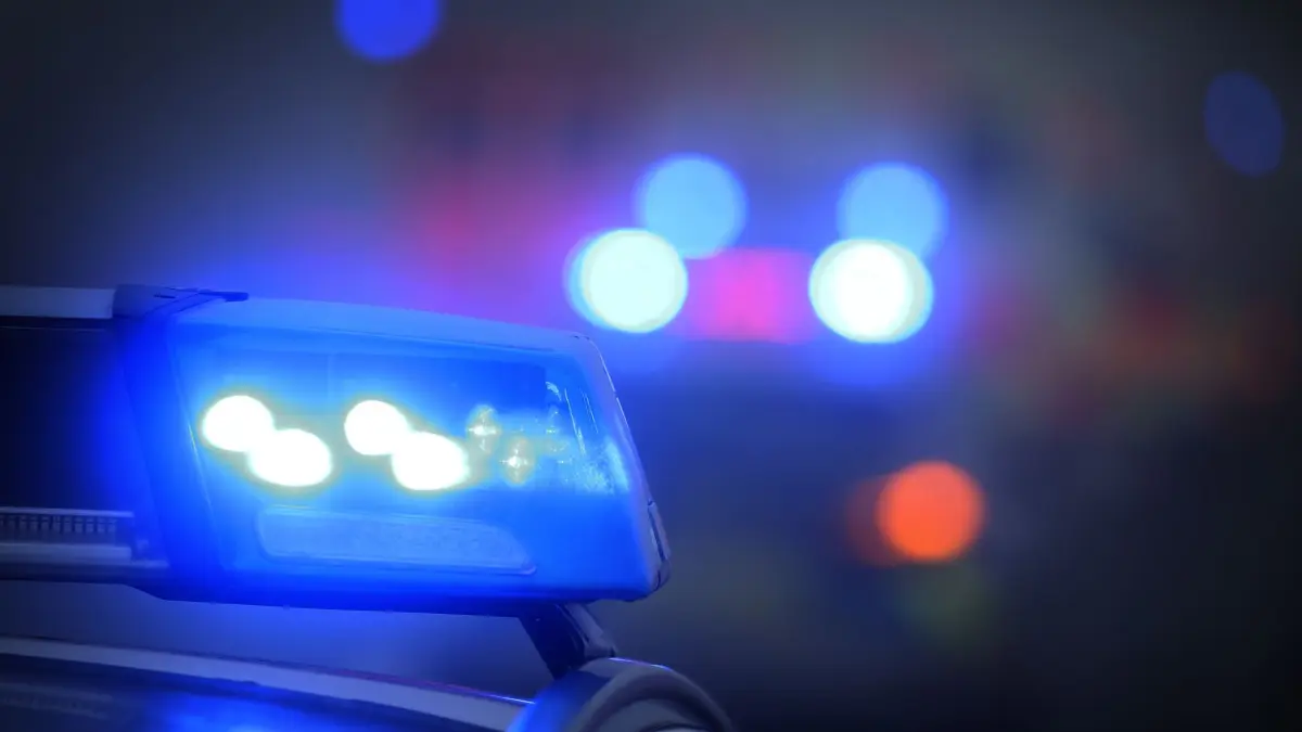 Polizei: ARCHIV - 10.11.2019, Bayern, Marktbreit: Ein Polizeiauto mit eingeschaltetem Blaulicht steht an einer Unfallstelle. (Symbolbild) (zu dpa: «Mann mit Gruselmaske soll zwei Mädchen verfolgt haben») Foto: Karl-Josef Hildenbrand/dpa +++ dpa-Bildfunk +++