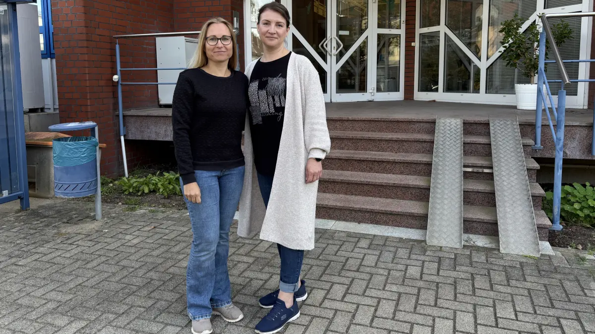 Prokuristin Stefanie Barfuß (l.) und Geschäftsführerin Katarzyna Schiwon (r.) von der AKS prüfen zusammen mit den 50 Mitarbeitern unter anderem die Wasserqualität in Frankfurt (Oder) sowie in anderen Teilen Brandenburgs. Welche Bereiche das umschließt.