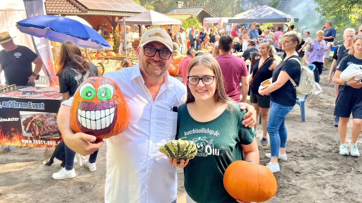 Hoffest bei Kürbis-Olli: Oliver Langheim alias Kürbisolli und seine Tochter Larissa organisierten das beliebte Hoffest im Beerenbusch in Fürstenwalde.