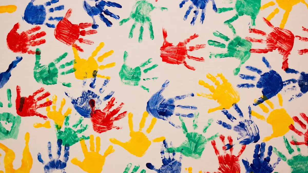 Farbige Kinder-Handabdrücke sind in einer Kindertagesstätte (Kita) zu sehen. (zu dpa: «FDP will Kita-Fachkräfte aus Ostdeutschland nach NRW holen»)Service+++ dpa-Bildfunk +++Aufnahmedatum29.04.2024Bildnachweispicture alliance/dpa | Rolf VennenberndBesondere Hinweise-Release