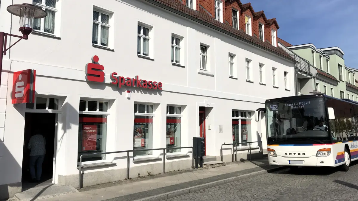 Müllrose. Markt. Die Sparkasse Oder-Spree eröffnet am 28.09.2026 ihre neue Filiale im Haus Markt 10. Die Filiale wird in den kommenden Monaten weiter aus- und umgebaut. Foto vom 28.09.2026. Foto: Frank Groneberg