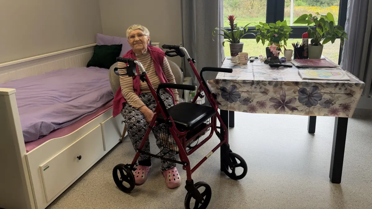 Moderne Wohnung: eine Bewohnerin der neuen Wohngemeinschaft für Senioren mit Handicap, die die polnische Tochtergesellschaft der Stephanus-Stiftung in Gralewo eröffnet hat.