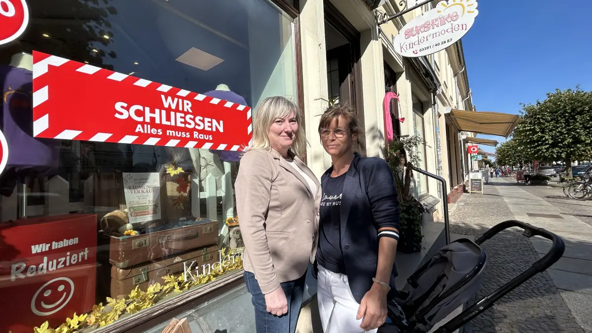 Nach 17 Jahren muss Cindy Podorf (r.) ihren Kindermode-Laden "Sunshine" in Neuruppin schließen. Warum sie und Mitarbeiterin Mandy Behm jetzt aufhören.