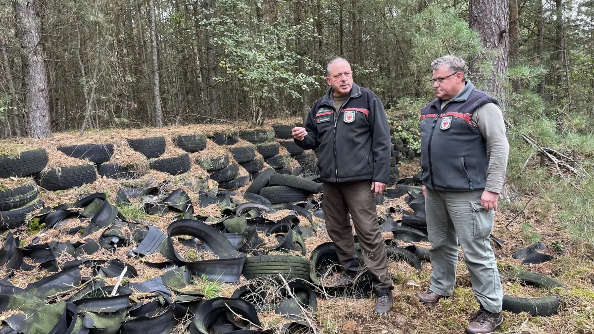Begleitet bei der Begehung im Wald von Rietz-Neuendorf wird Axel Becker, Leiter des Forstamts Oder-Spree, von seinem Kollegen Michael Ueck und dem Ordnungsamt der Gemeinde.