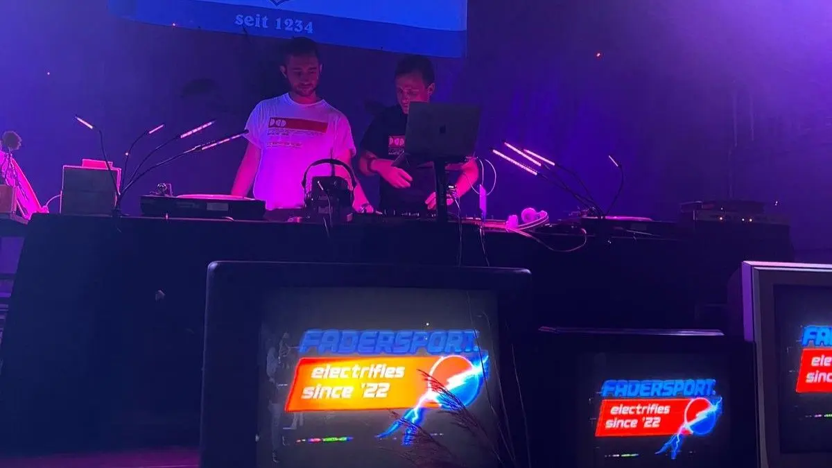 DJ-Duo Fadersport 22 beim Hafenfest 2026 in Kienitz: Felix Krone (l., beide 29) und Wilbert Beelitz begeisterten dort die Gäste.