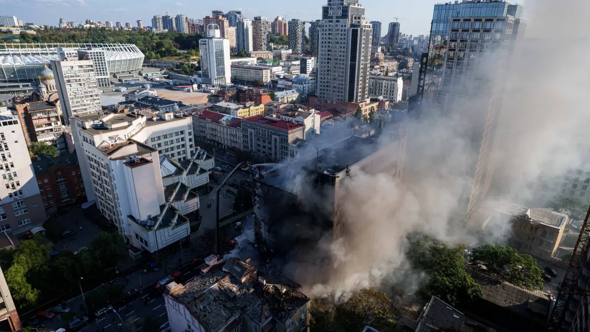 Rettungskräfte löschen einen Brand im Dobrobut-Krankenhaus und in einem Wohnhaus, die bei einem russischen Drohnenangriff im Zentrum von Kiew in der Ukraine beschädigt wurden.