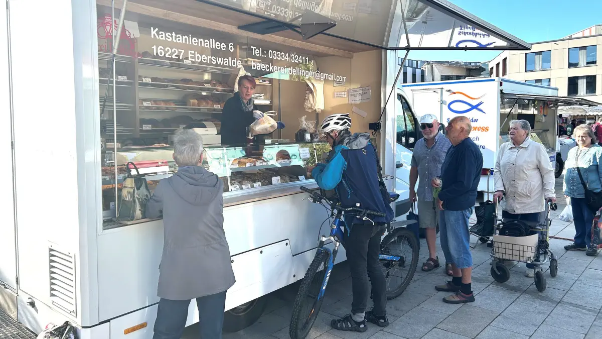 Backhandwerk auf dem Wochenmarkt in Eberswalde: Silka Fahrentholz bedient die Kundschaft der Bäckerei Dellinger vom Verkaufswagen aus. Die Erzeugnisse aus der Backstube gehen weg wie die sprichwörtlichen warmen Semmeln. Warum das so ist.