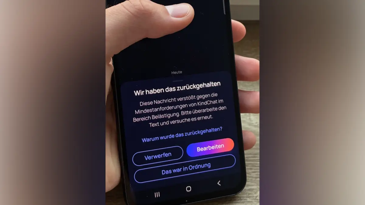 Nachdem wir zum Test über KindChat geschrieben haben: „Du bist ein Idiot", geht die Nachricht gar nicht erst an den Empfänger raus. Stattdessen erscheint dieser Hinweise auf dem eigenen Bildschirm.