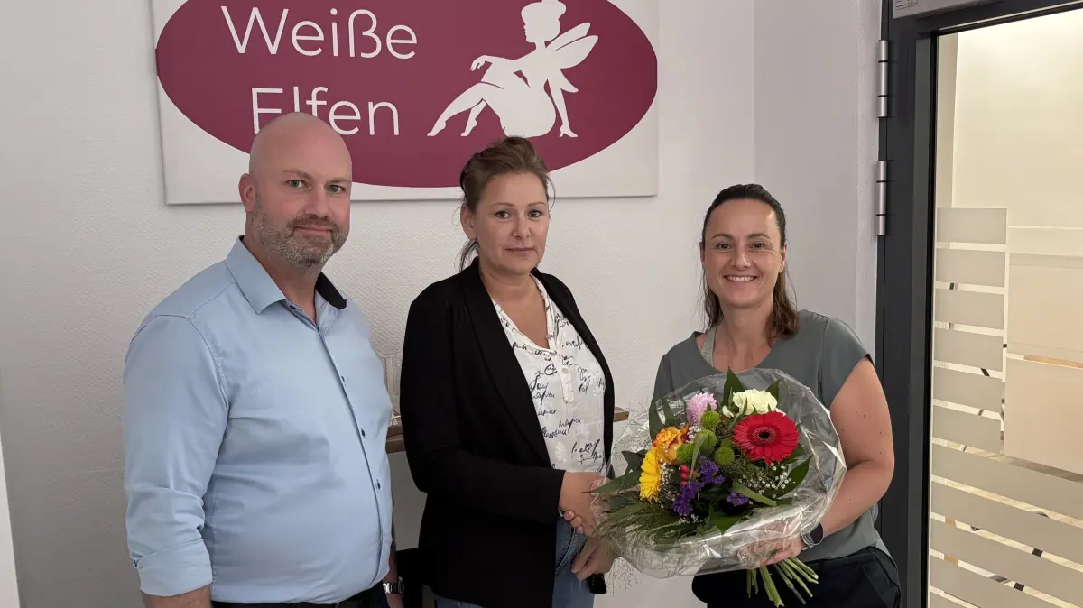 Frisch eingezogen: Marie-Luise Peter von der RENTAmed Verwaltungs GmbH begrüßt Nadine Landgraf, Geschäftsführerin der Firma „Weiße Elfen Landgraf“, als Mieterin in der Schlossparkambulanz in Bad Freienwalde