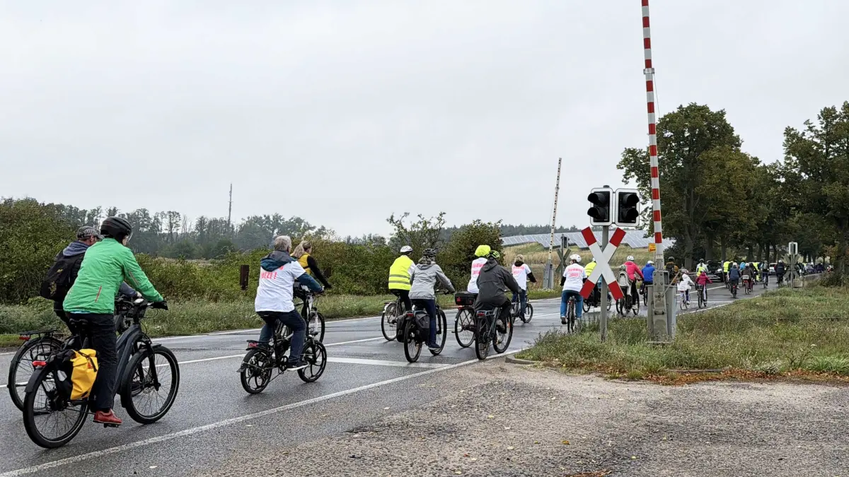 Gemeinsam auf der B 158: Rund 80 Menschen fuhren am 13. September von Werneuchen nach Tiefensee und zurück. Mit der Demonstration forderten sie erenut einen separaten Radweg an der Bundesstraße.