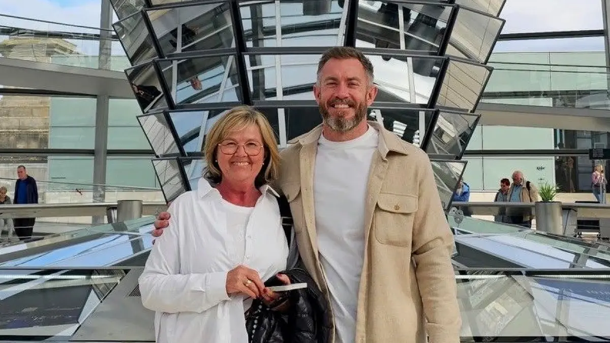 Emotionales Treffen in Berlin: Heidemarie Thierfeld und Tom Williams aus England in der Reichstagskuppel des Bundestages. Die Strausbergerin hatte Freude daran, ihrem Lebensretter auch von ihrem früheren Berufsleben in Berlin zu erzählen.