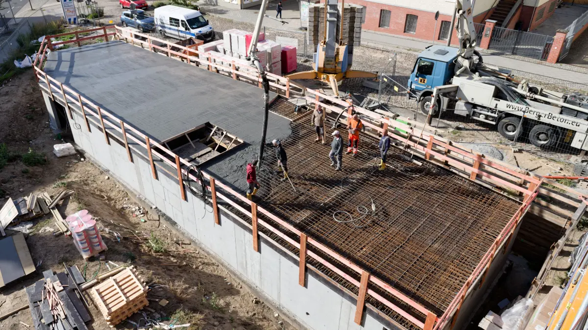 Der Neubau des Forum Johanniskirche in Eberswalde aus luftiger Höhe. Am Montagmorgen wurde hier wieder viel Beton verbaut.