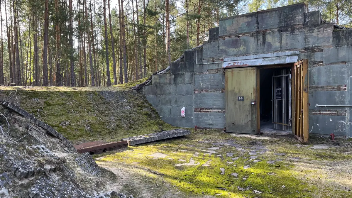 Einer der gut alarmgesicherten Bunker, in denen Nammo Defence Germany in Bugk bei Storkow Munition einlagert. Auf dem Gelände mit lockerem Kiefer-Bewuchs gibt es viele davon. Einige sind so alt, dass Nammo-Defence-Germany-Geschäftsführer Christoph Rüssel ihre Entstehung zur Wehrmacht-Zeit vermutet.