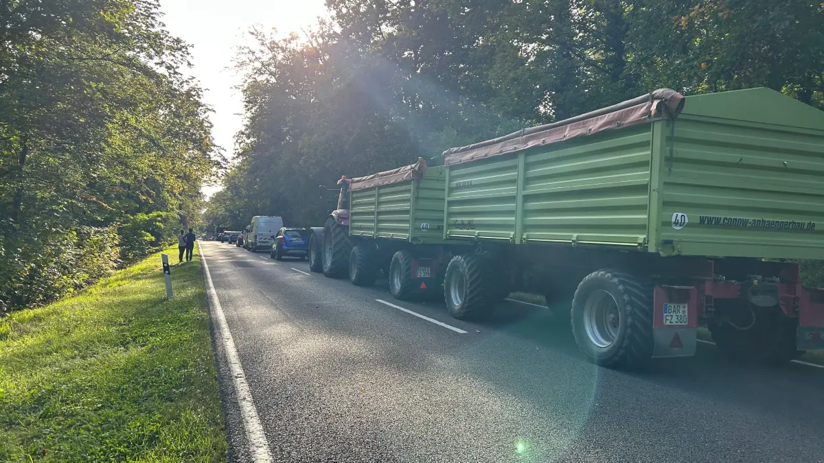 Unfall auf der L 200: Zwischen Eberswalde und Sandkrug staut sich der Verkehr, nachdem auf Höhe des ehemaligen Hauses am Stadtsee ein Kind von einem Auto erfasst wurde.