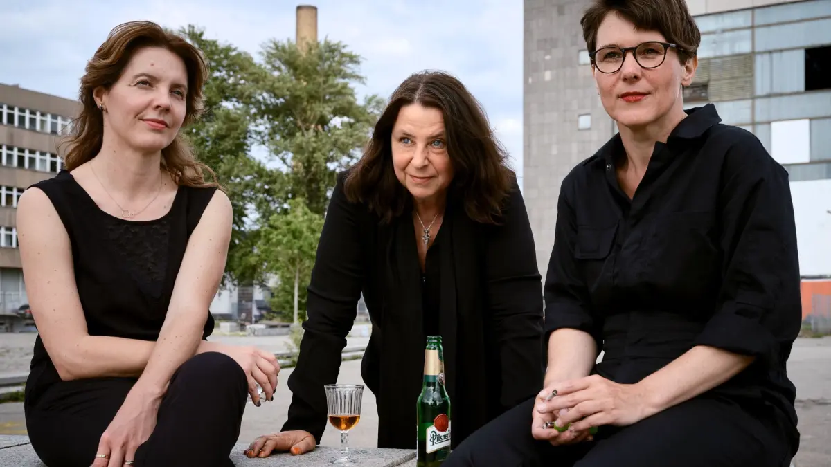 Frankfurt (Oder). Annett Gröschner, Peggy Mädler und Wenke Seemann, Autorinnen des Buches "Drei Frauen betrinken sich und gründen den idealen Staat“. Foto vom 28.06.2023. Foto: Andreas Rost - Pressefoto