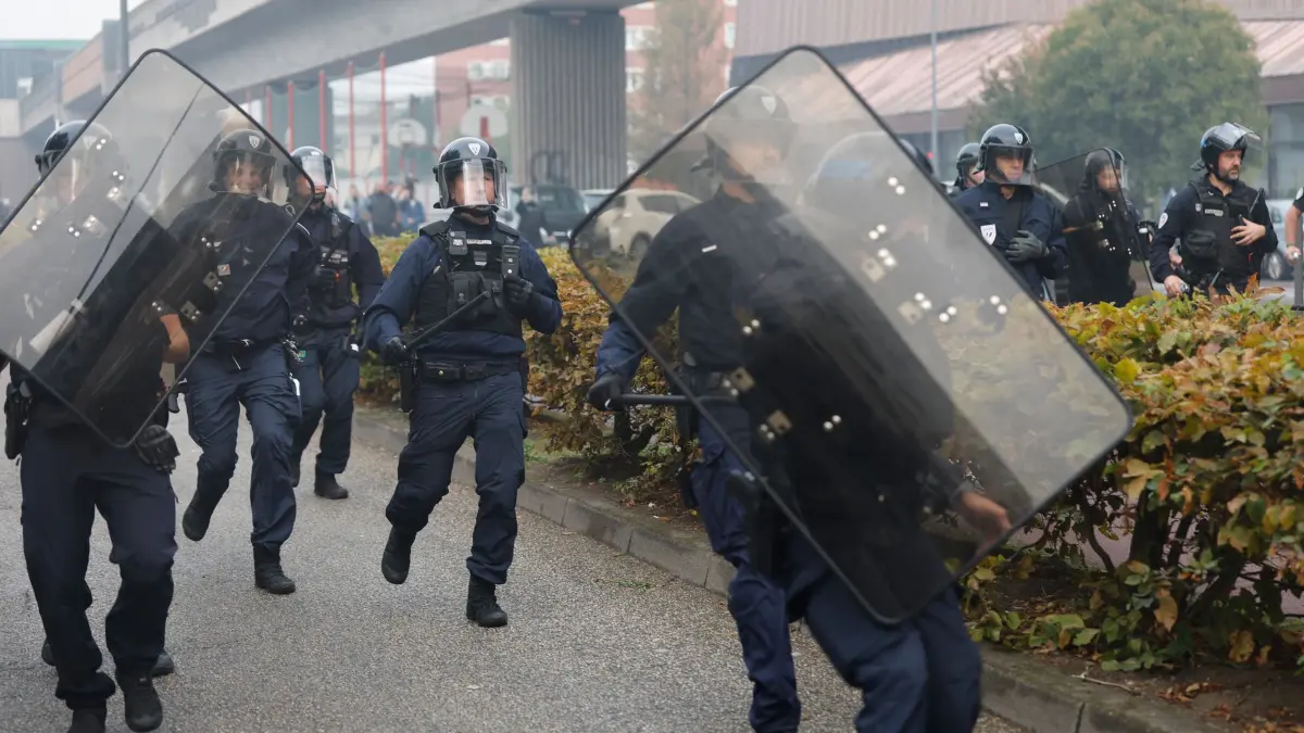 Nationaler Streiktag in Frankreich: 29.09.2026, Frankreich, Lille: Polizisten stehen Schülern gegenüber, die sich neben dem Eingang des Baggio-Gymnasiums versammelt haben, um gegen die Veröffentlichung des Haushaltsentwurfs für das nächste Jahr durch die Regierung zu protestieren. Beschäftigte des öffentlichen Dienstes führen in ganz Frankreich einen eintägigen Streik und Demonstrationen durch, nachdem eine breite gewerkschaftsübergreifende Koalition dazu aufgerufen hatte, um zwei Tage vor der Vorstellung des Haushaltsentwurfs für 2027 Druck auf die Regierung auszuüben. Foto: Jean-Francois Badias/AP/dpa +++ dpa-Bildfunk +++