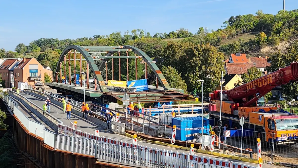 Blick vom Restaurant und Pension "Grüne Aue" auf die Baustelle am Dienstagvormittag. Die Brücke ist nur noch wenige Meter von ihrem endgültigen Platz entfernt.
