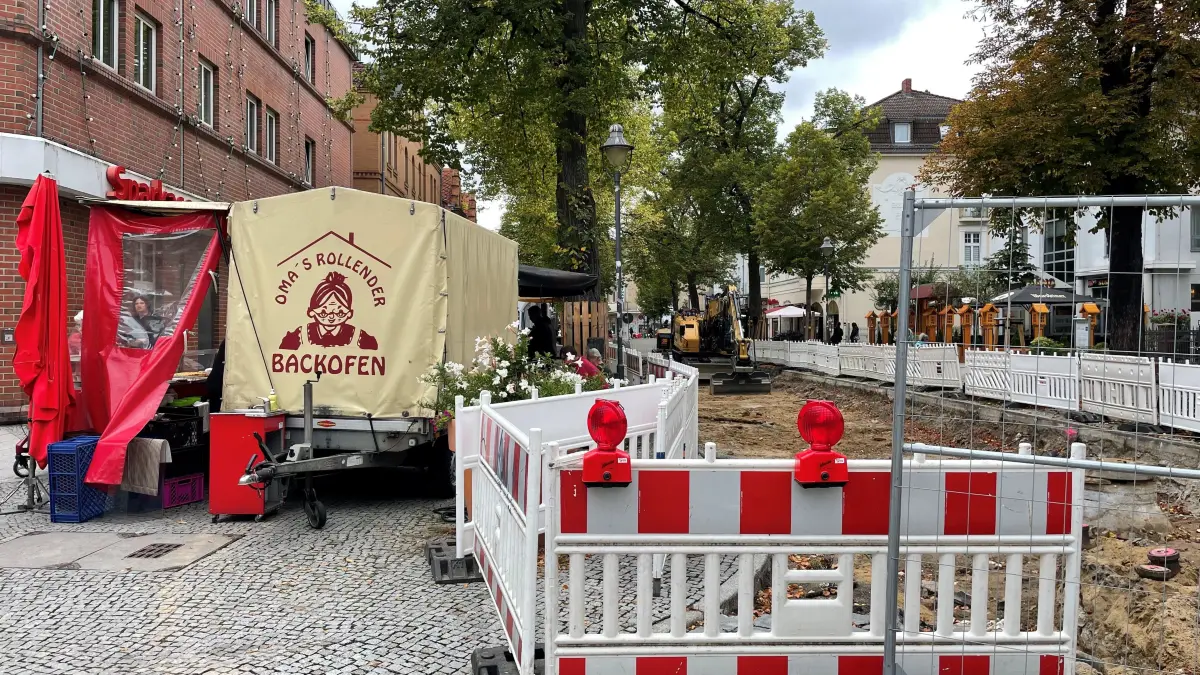 Die Marktstände in der Bahnhofstraße müssen derzeit auf den Gehsteig ausweichen.