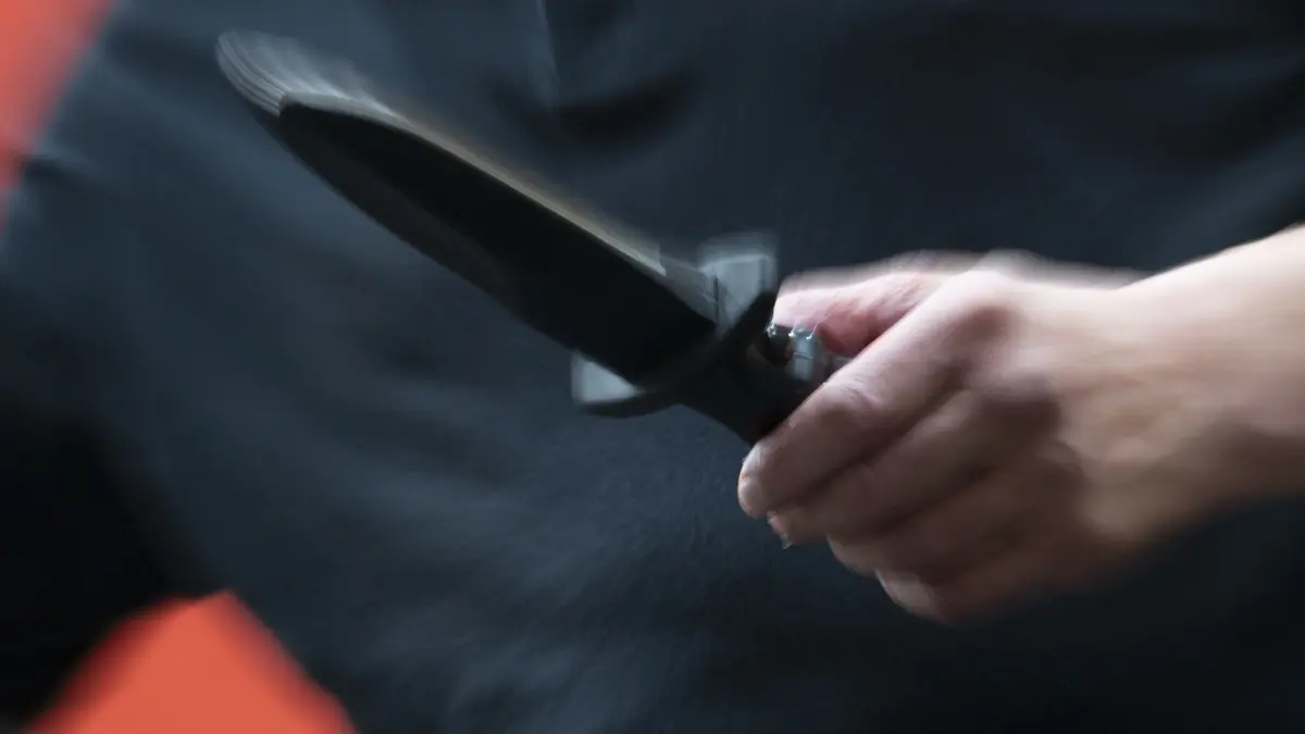 Bei einer Auseinandersetzung am Stern in Fürstenwalde hat ein junger Mann einen Jugendlichen mit einem Messer verletzt. Nun wird ihm wegen gefährlicher Körperverletzung der Prozess gemacht. Warum auf beiden Seiten Opfer sitzen.