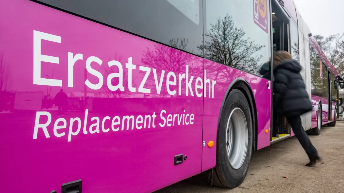 Schienenersatzverkehr: ARCHIV - 06.02.2026, Bayern, Neumarkt: «Ersatzverkehr» steht auf einem Bus. (zu dpa: «Abriss der Südbrücke in Waren - Sprengung am 1. November») Foto: Armin Weigel/dpa +++ dpa-Bildfunk +++