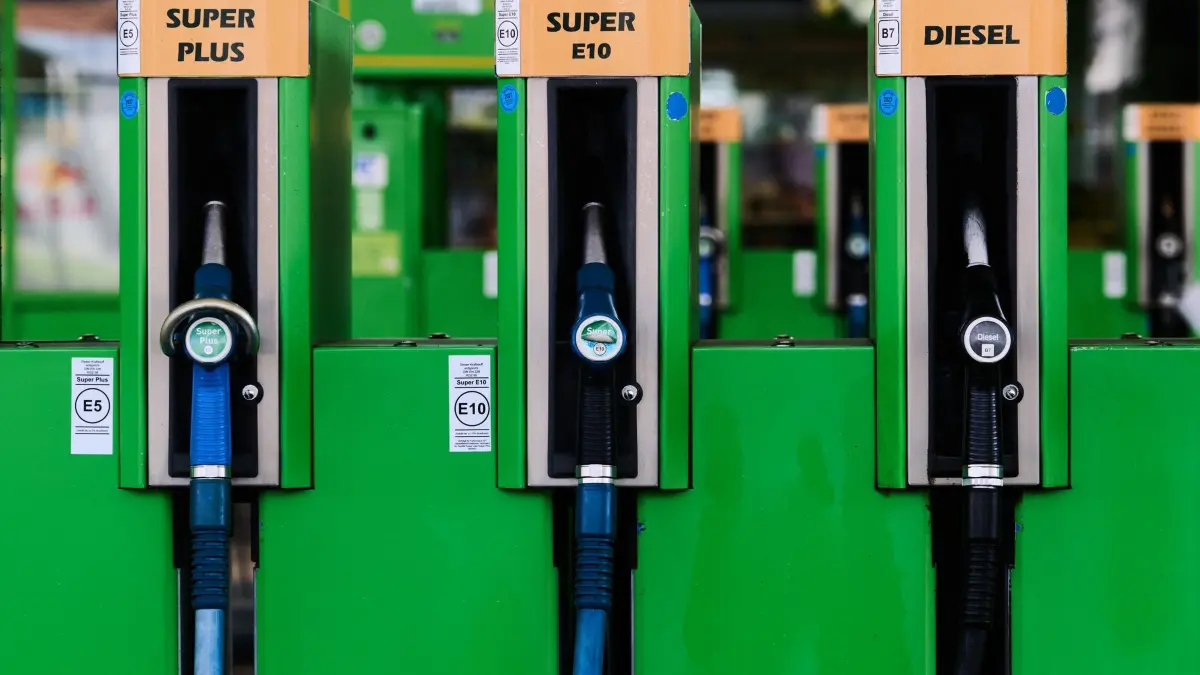 Spritpreise: Blick auf Zapfsäulen für Benzin und Diesel an einer Tankstelle. (zu dpa: «Inflation steigt erstmals seit Ende 2023 über drei Prozent»)