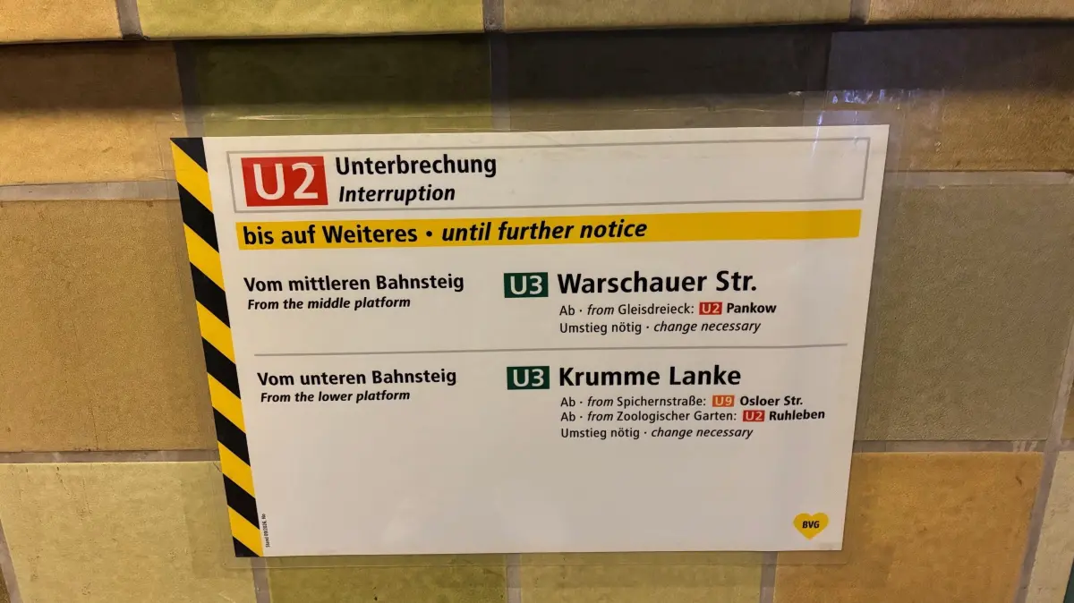 Leicht verwirrend: Diese Schilder sollen Pendlern in Berlin helfen, Alternative Routen wegen der Sperrungen auf der U1 und U2 zu nutzen.