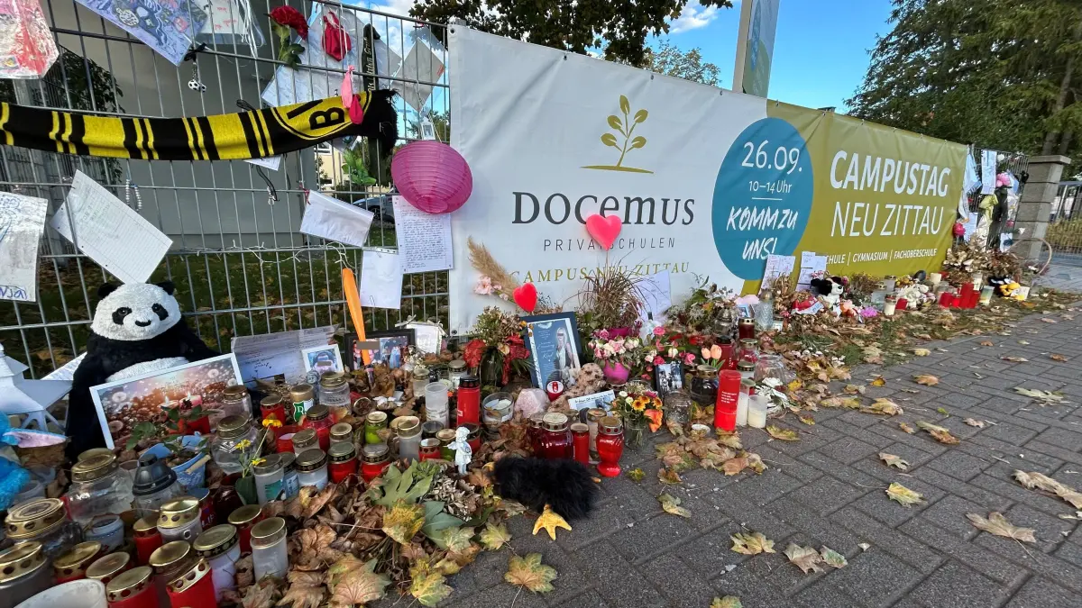 Ort der Trauer: Am Docemus-Campus in Gosen-Neu Zittau (Oder-Spree) sind am 27. August 2026 eine 18-jährige Schülerin und ein 30-jähriger Erzieher getötet worden.