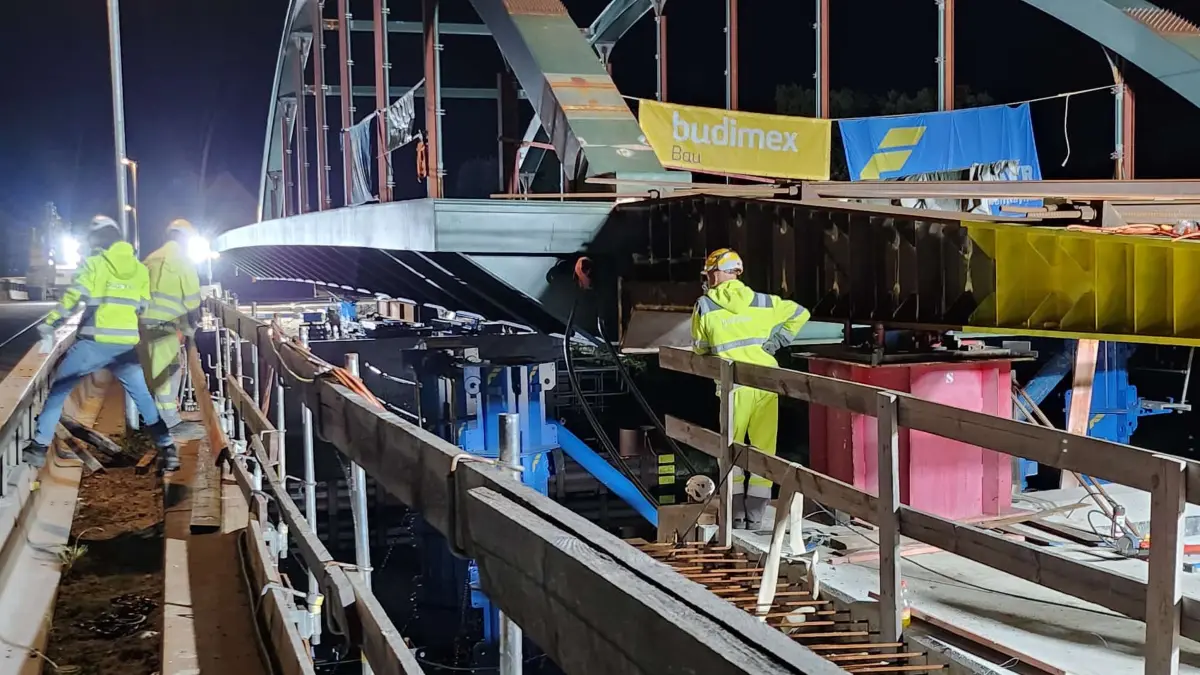 Nächtliche Arbeiten an der neuen Brücke in Oderberg am 29. September. Nach dem Brückeneinschub gibt es an der Baustelle noch viel zu tun.