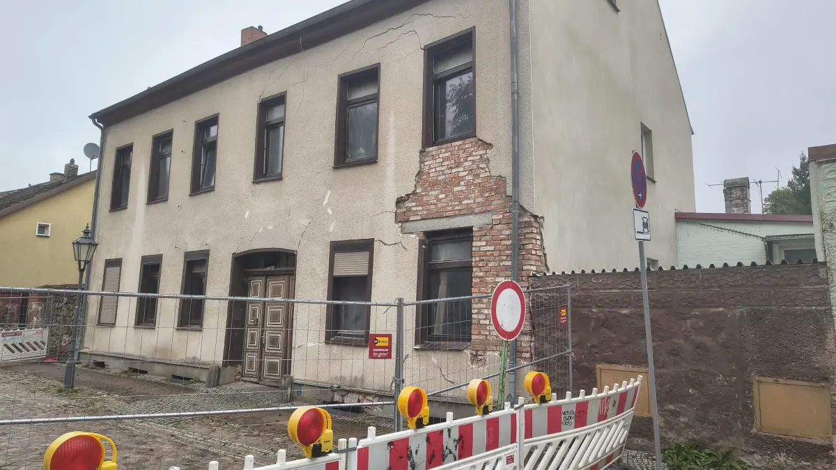 Nichts geht mehr. Das gilt für Autofahrer an der Angermünder Straße 41 in Oderberg seit Juli 2026. Das Haus gilt als einsturzgefährdet.