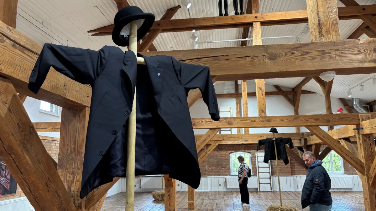 Eine Vogelscheuche als Kunstwerk? Die Galerie im Speicher vom Gut Kerkow bei Angermünde zeigt zeitgenössische Kunst von 18 internationalen Künstlern. Sie setzen sich unter dem Motto "After the City - nach der Stadt" mit dem Leben in Stadt und Land auseinander.