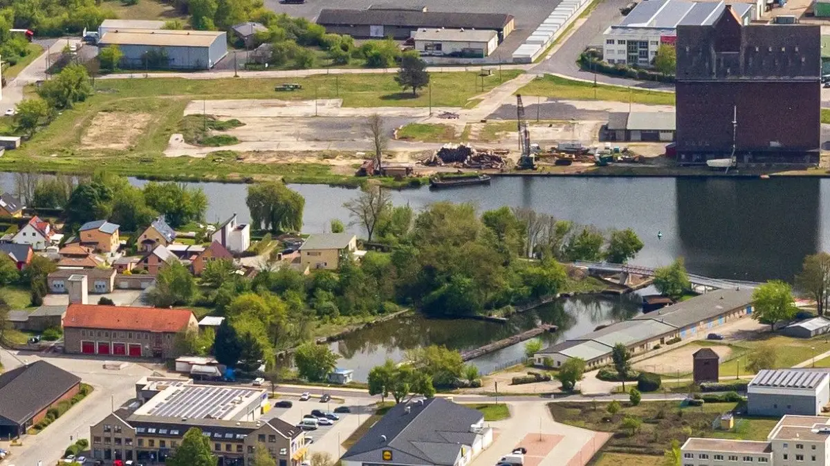 Aus der ehemaligen Feuerwache in der Straße Am Kanal und aus dem benachbarten Trockendock soll ein attraktiver Wohnstandort werden. Haben sich Investoren gefunden?